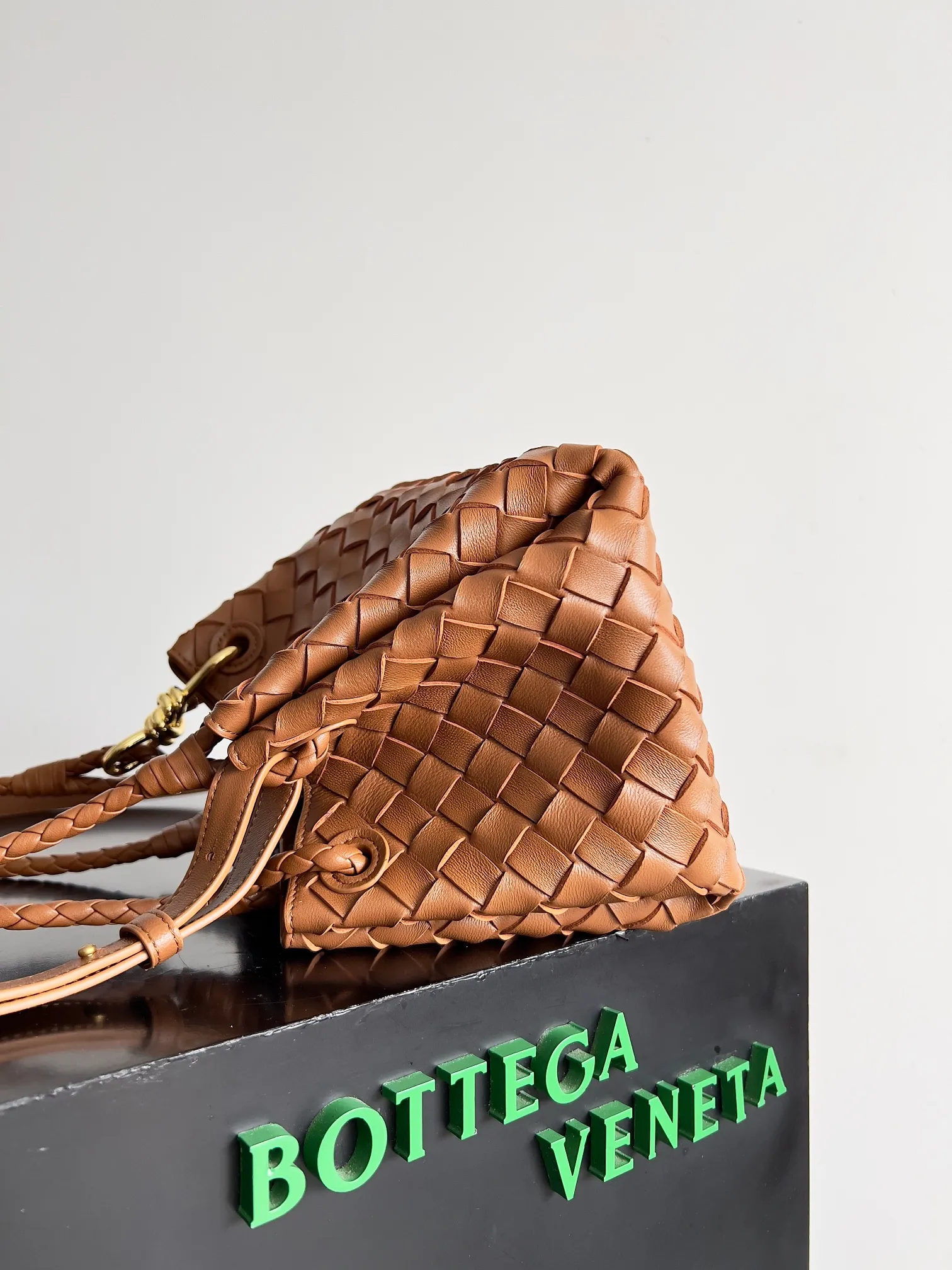 Batch 1760 BV home is new! Andiamo combines the Bottega Veneta archive parachute handbag to inherit retro elements and integrate modern trends. The same style as Shu Qi's in Beijing Night. It is a continuation of the classic bag. It has three functions: hand carry, shoulder and cross-body. It is embellished with metal brass knot buckles. It is small and has an amazing capacity. It can easily hold sunglasses in a box / small bottle of water / powder powder / charger and other daily necessities when going out. The upper body is versatile. Style number: 796569 Size: 21*17*16.5cm